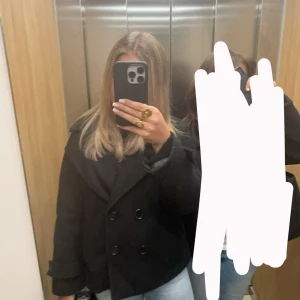 Jacka/ kappa - Säljer denna skit snygg kappan från design by si. Säljer den eftersom den inte kommer till användning längre, den är väl använd men är i mycket bra skick. Priset går att diskutera hör av dig vid minsta lilla intresse.