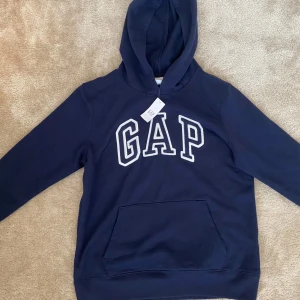 Mörkblå hoodie från GAP - Mörkblå hoodie från gap, oanvänd och i perfekt skick 