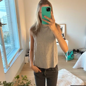 Grå ärmlös polotröja från zara!! - Säljer denna super snygga gråa polotröjan utan armar. Passar både som vardags och fintopp. Använd minst 3 gånger. 