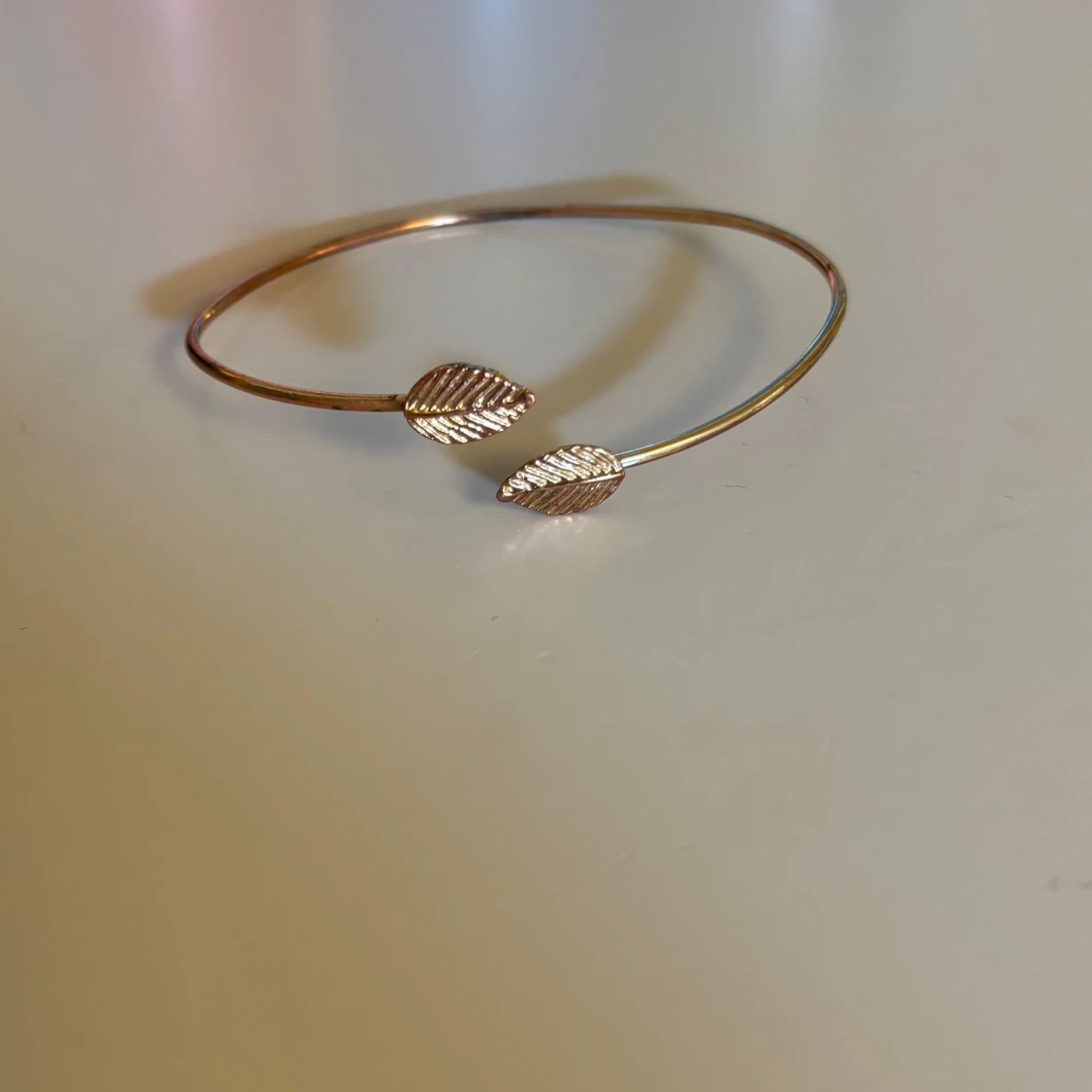 Guldigt armband med lövdetaljer - 1