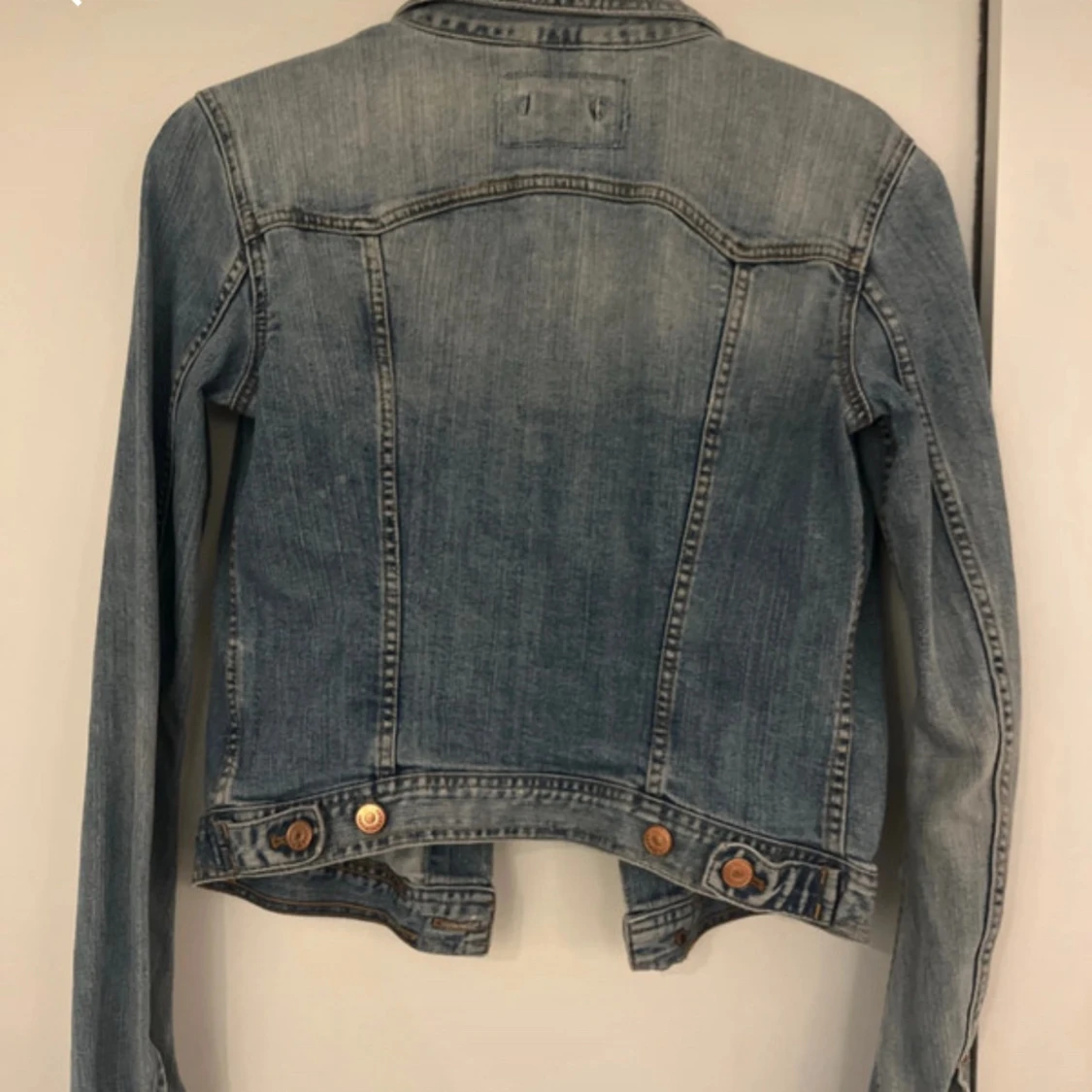 Klassisk ljusblå jeansjacka - 2