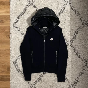 Moncler cardigan  - Säljer nu min moncler cardigan i storlek S då jag inte längre använder den, nypris ligger på 10.000 + Den är självklart äkta! Skriv för mer bilder eller frågor😁