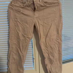 H&M rosa jeans  - Ljus rosa boyfriend jeans med slitningar fram och bak från H&M i storlek 28 (eller 36)