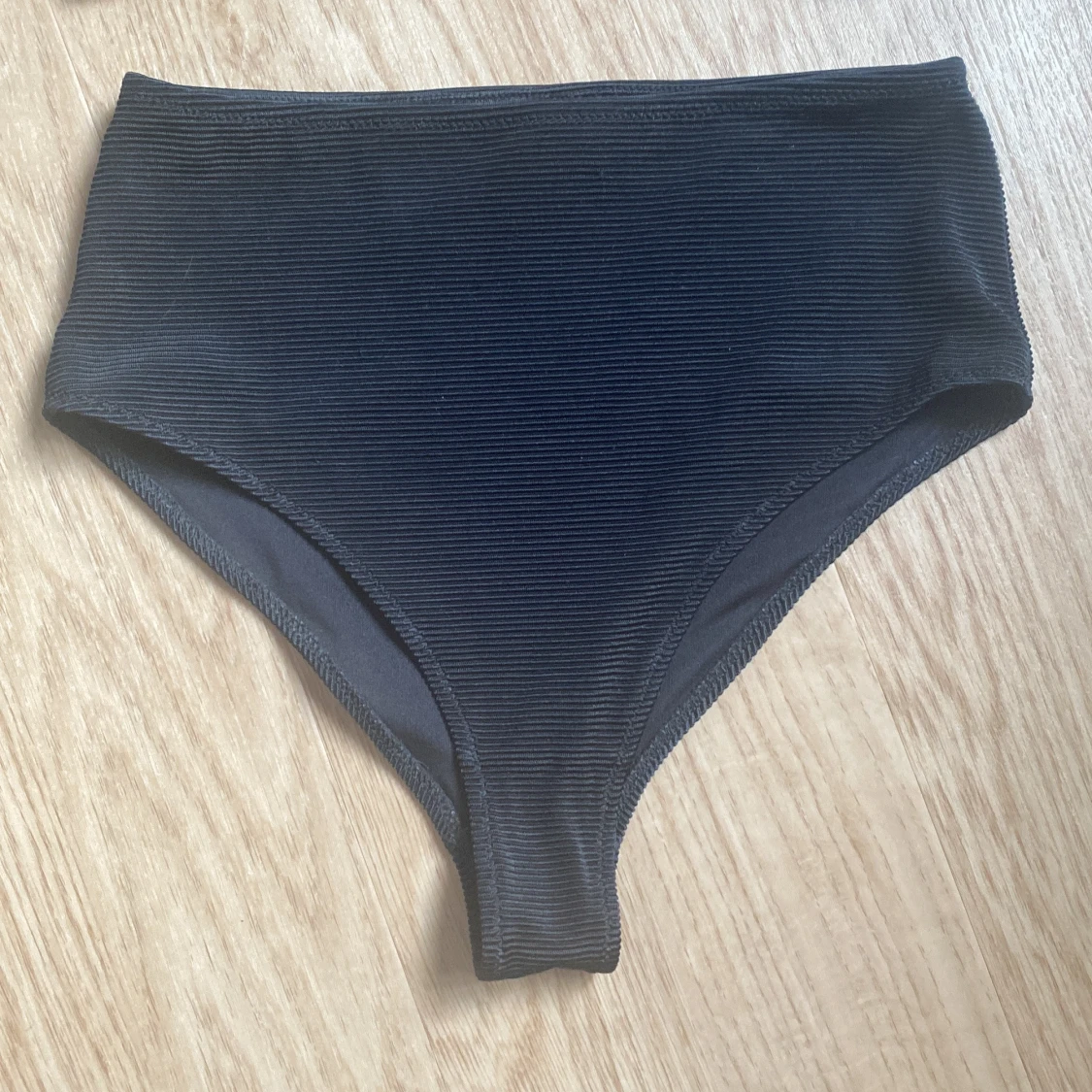 Svart ribbad bikini från Kay/Day (Kappahl) storlek XS - 2