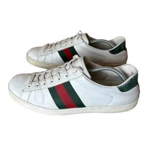 Gucci  - Gucci ace sneakers, storlek 44.5 skick 7/10. Pris 1150kr kommer med två dustbags, finns att köpa på våran hemsida. Fashionels.com