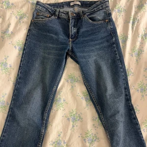 Blå bootcut jeans från Pull&Bear - Mörkblåa bootcut jeans från Pull&Bear i storlek 36. Säljes på grund av att dem inte passar mig i storleken men assnygga! Bra skick men de saknar knappar där bak men går att sy på nya :) skriv till mig om ni har frågor💗💗