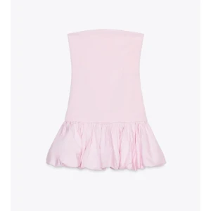 Rosa klänning  - Helt ny klänning från zara, oanvänd!! Säljer då den inte kommit till användning💓💓