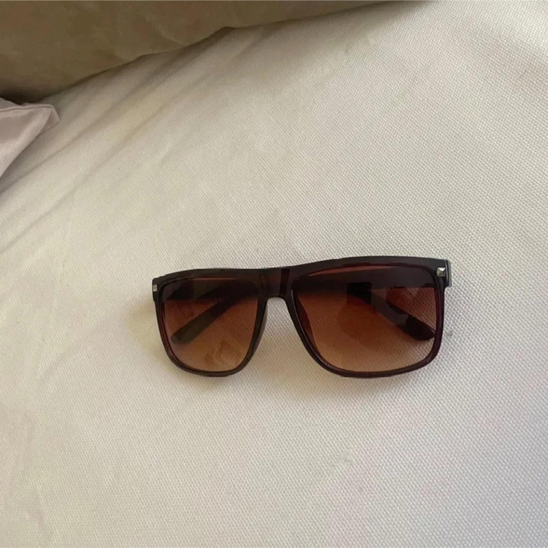 Bruna fyrkantiga solglasögon