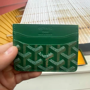 Plånbok - Stilig plånbok som är lätt platt och väldigt effektiv att änvända och har en snygg lik som passar din outfit
