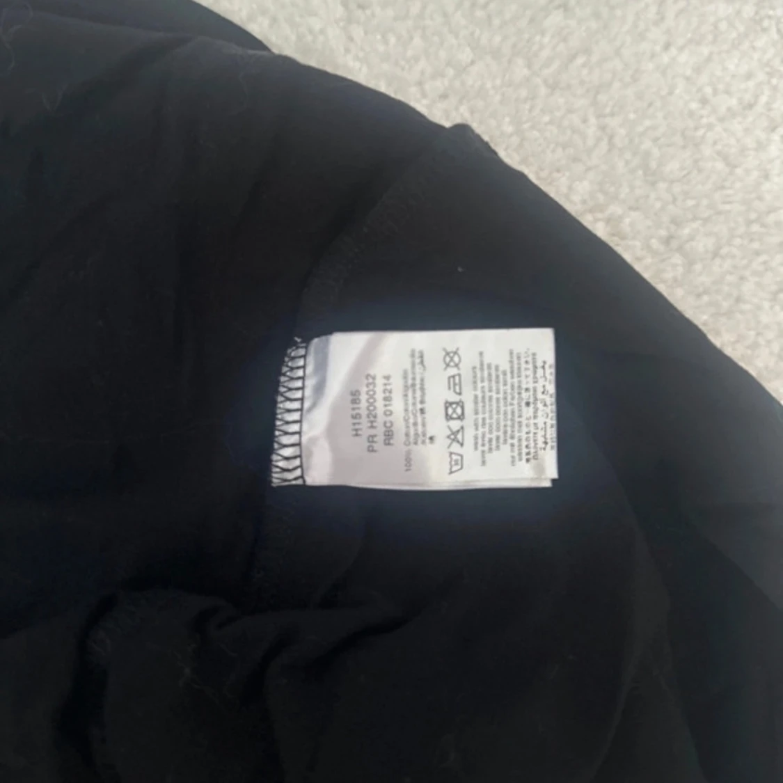 Svart Givenchy kjol med guldtext och matchande tröja - 4