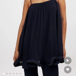 Plisserad topp med volang - Intressekoll på denna underbara topp från Lojsans kollektion med NAKD. Det är en mörkblå plisserad topp med tunna axelband och volang nertill. Själv hade jag tänkt att använde det som en klänning och den funkar perfekt som klänning. 