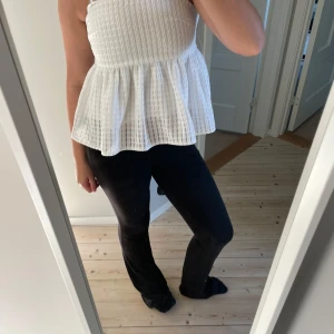 Vit peplum-linnetopp från Pieces XS - Supersöt vit linnetopp från Pieces i storlek XS. Toppen har smala axelband, peplumvolang och ett strukturerat, rutigt tyg som ger en luftig känsla. Perfekt för varma dagar och enkel att styla med jeans eller kjol.
