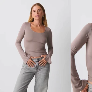 Långärmad topp - Supersnygg beige långärmad topp från ginatricot med utsvängda ärmslut och rundad urringning. Sitter tight och har en clean, minimalistisk vibe i strl XS. Perfekt att styla med tex jeans för en chill look. Orginalpris: 200kr