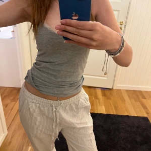 Randiga linnebyxor  - Säljer ett par linne byxor från lager 157 i storlek S