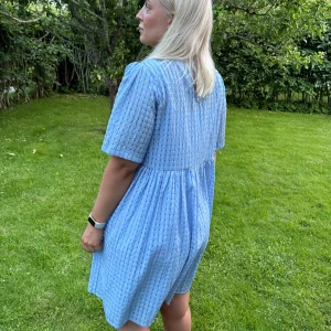 Klänning från Object - Supersöt ljusblå klänning från Object. Nypris 700 kr. Inga tecken på användning. 