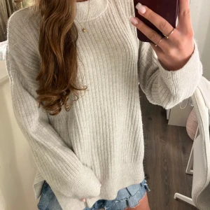 Beige ribbstickad tröja H&M XS - Supermysig beige ribbstickad tröja från H&M i storlek XS. 