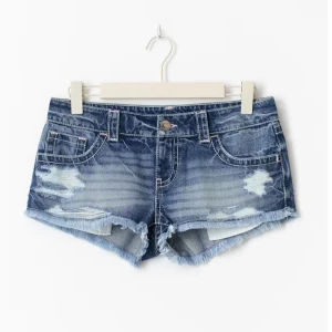 Blå jeansshorts från Gina tricot 14+ - Snygga blå jeansshorts med slitna detaljer från Gina tricots nya konstellation 14+ Säljer på grund av att dom är för små för mig, pris lapp kvar. Endast testade