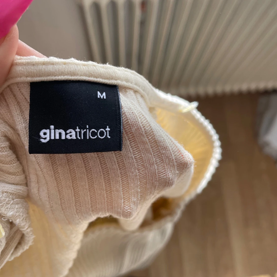 Ljusgul ribbad tröja från Gina Tricot - 2