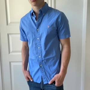 Ralph Lauren skjorta slim fit M - Storlek M, inga defekter. Modellen är 180,75 kg och bär M slim fit. 