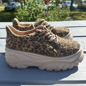Chunky leopardmönstrade sneakers - Säljer ett par riktigt chunky sneakers med leopardmönster och grov plattformssula. Skorna har snörning och är i beige och bruna toner med mockaliknande material. Perfekta för dig som vill sticka ut och addera lite edge till din outfit.