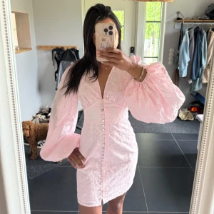 Adoore klänning  - Helt oanvänd  adoore klänning i storlek 34 som är slutsåld  med prislapp kvar, endast testad🌸 