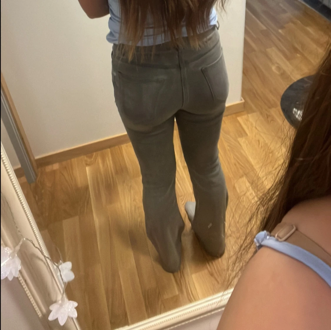 Grå bootcut jeans med låg/medel midja - 2