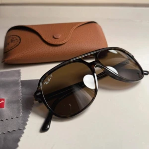 RayBan Bill  - Rayban bill solglasögon med polariserat glas. Kommer med originalfodral i brunt läder och putsduk. Perfekt accessoar för soliga dagar. Skriv vid frågor eller funderingar🙌 Priset går att diskutera👍