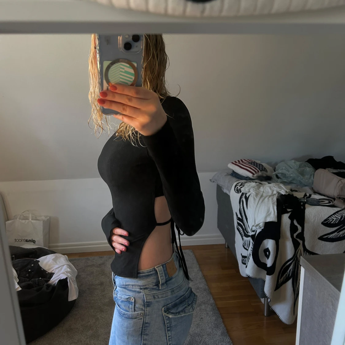 Svart långärmad topp med öppen rygg - 2