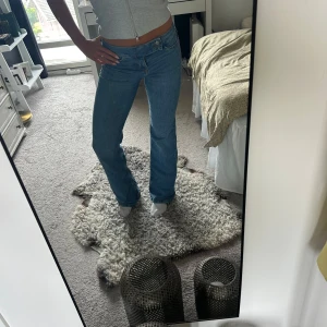 Blå bootcut jeans från H&M  - Säljer ett par klassiska blå bootcut jeans från H&M Divided i storlek 36. Jeansen har normal passform, låg midja och raka ben med lätt utsvängning nertill. Tillverkade i bomull med klassiska bakfickor och snygga kontrastsömmar.