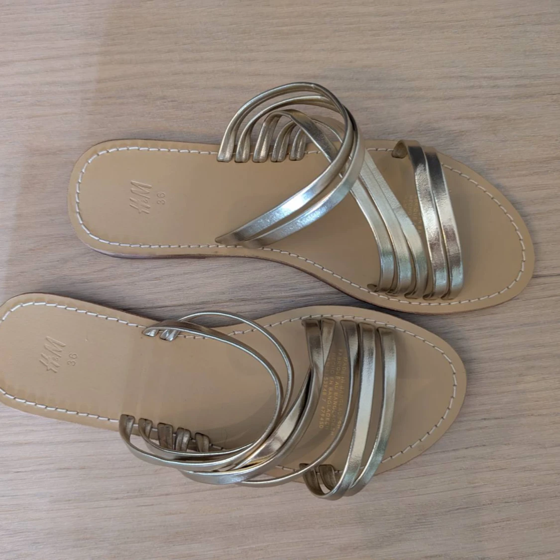 Guldiga sandaler från H&M