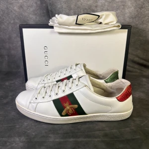 Gucci ace bee sneaker - Mycket fint skick | Size uk 8 passar 42  | fraktar spårbart inom 24 timmar |  för att köpa klicka ” köp nu” | vid frågor skriv ett meddelande | dustbag medföljer 