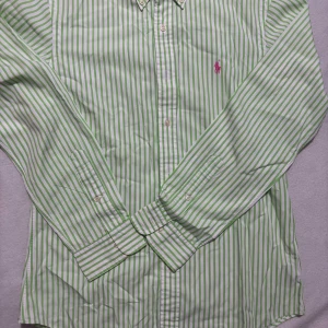 Grönrandig skjorta Polo Ralph Lauren - Snygg grön- och vitrandig skjorta från Polo Ralph Lauren i slim fit-modell. Skjortan har klassisk krage med knappar, långa ärmar och rosa broderad logga på bröstet. Tillverkad i mjuk bomull och passar perfekt för en stilren look.