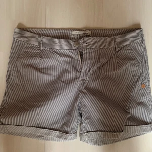 Randiga shorts från Scotch & Soda - Snygga randiga shorts från Scotch & Soda i vitt och mörkblått. Har aldrig blivit använda, säljer de då de är för stora för mig.