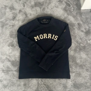 Svart stickad tröja från Morris - Svart stickad tröja från Morris i storlen S. Klassisk rund halsringning och ribbade muddar vid ärmslut och nederkant🤩 Perfekt för dig som gillar stilren och enkel design till kallare dagar😃