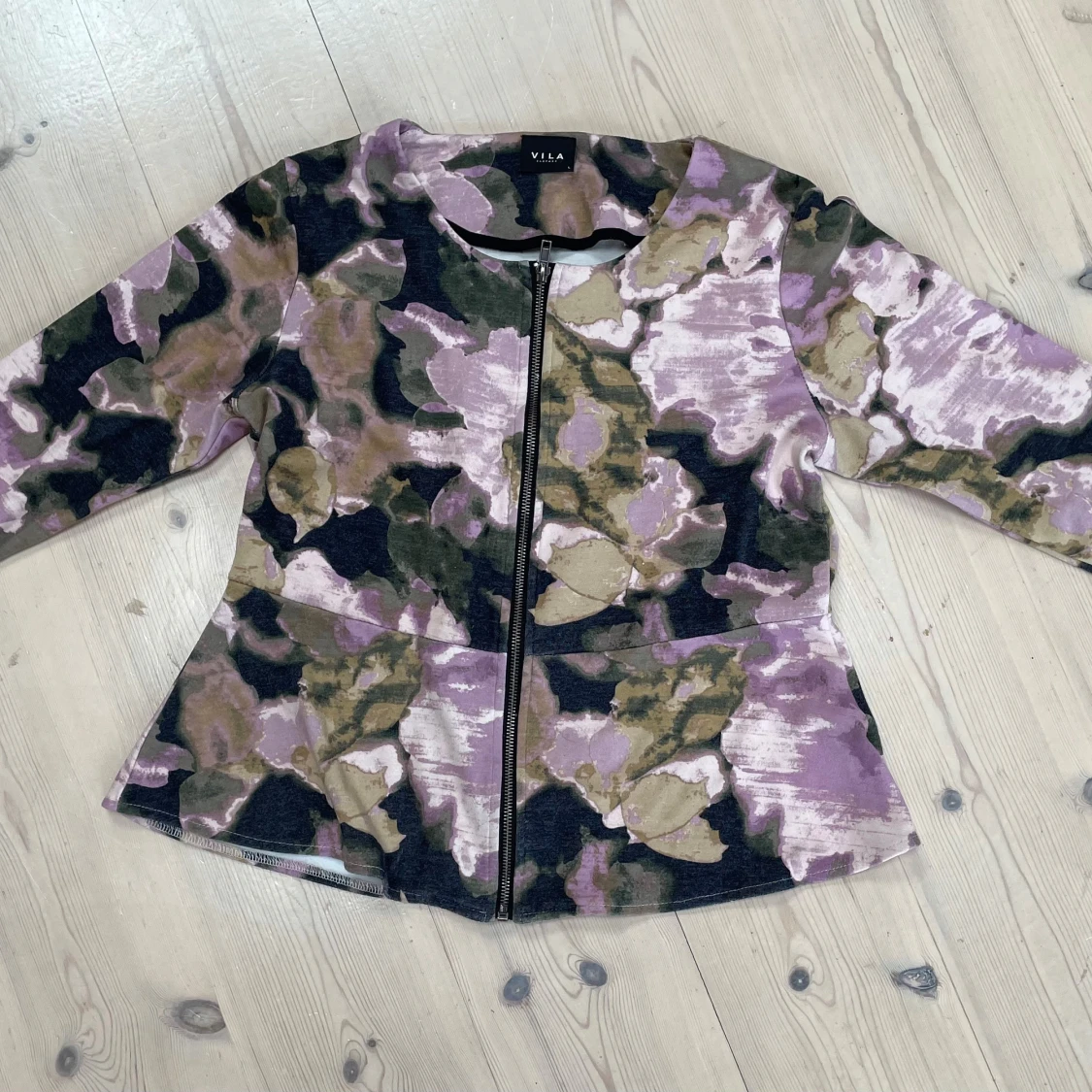 Mönstrad kofta från Vila med dragkedja