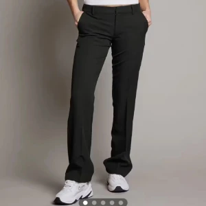 Bikbok lågmidjade kostymbyxor - Säljer mina lågmidjade kostymbyxor från Bikbok i storlek 36!💕🙌🏼 Modellen heter Vera, kan även tänka mig byta mot ett par i samma modell fast i storlek 34💕💕 Egna bilder kan självklart fixas!!