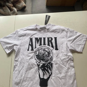 Vit Amiri t-shirt  - Helt ny amiri t shirt storlek S sitter dom L 