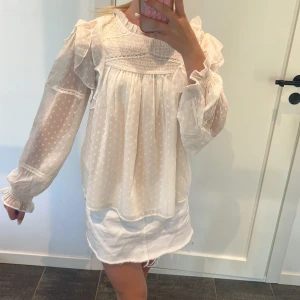 Vit blus från Gina Tricot  -  Säljer denna vita blus från Gina Tricot. Den är helt ny och jag har aldrig använt den, prislappen sitter kvar