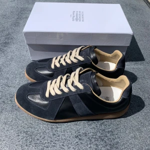 Maison margiela  - Ett par superfeta navy margielas i 44, sitter bekvämt! Box och dustbags fås med, skickar samma dag!