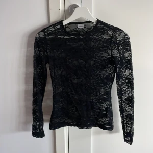 Svart spetsblus från Gina Tricot XS - Säljer en svart långärmad spetsblus från Gina Tricot i storlek XS!! Är i bra skick!!🥰🥰