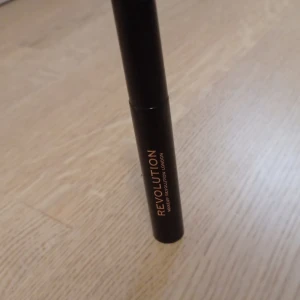 Svart mascara från Revolution - Mascara från Makeup Revolution London med klassisk svart färg. Kommer i en stilren svart tub med guldtext och har en traditionell borste som ger volym och definition till fransarna. Perfekt för att framhäva ögonen med en intensiv look.har använt 