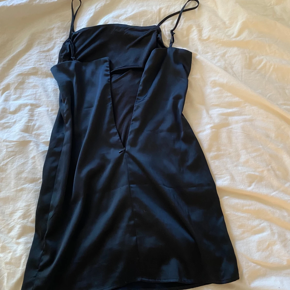 Svart satin klänning från BikBok - 4