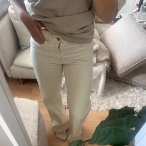 Vita jeans  - Säljer dessa vita jeans från Gina! Modellen heter Wide leg. Säljer då de inte har kommit till användning!💕