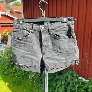 Svarta jeansshorts från Lager157 - Svarta jeansshorts från Lager157 med råa kanter och hög midja. Sparsamt använda. 