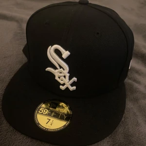 Svart New Era 59FIFTY White Sox keps - Snygg svart 59FIFTY keps från New Era med broderad vit White Sox-logga framtill och MLB-logga bak. ❗️ENDAST PRÖVAD ANNARS HELT OANVÄND❗️köpt för 500kr
