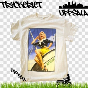 Vit tisha me exklusivt tryck - Vit t-shirt med stort retroinspirerat tryck på framsidan som föreställer en pinup-tjej i färgglada kläder. Klassisk passform och rund halsringning. Perfekt för dig som gillar vintage vibes och coola statement-plagg.