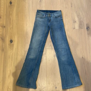 Blå bootcut jeans från Cheap Monday - Säljer ett par super snygga klassiska blå bootcut jeans från Cheap Monday❣️ Inte använda och helt nya 🤗
