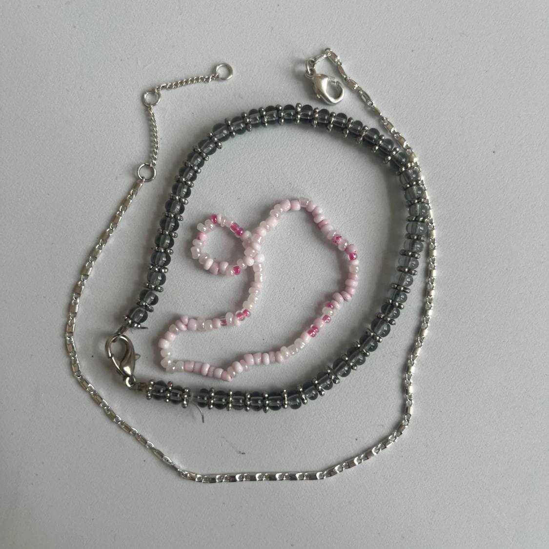 Tre halsband i silver och pärlor