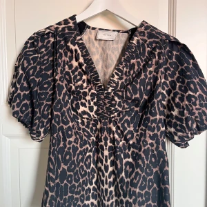 Leopardmönstrad topp  - Snygg blus/topp från Neo noir med leopardmönster i beige och svart. Strl 34 men passar bra till 36 även💞💕