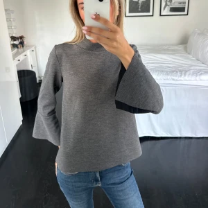 Grå tröja  - Säljer en söt grå tröja från Lindex.💕 Köpt innan från Plick men säljer igen då jag inte använder den längre.😊